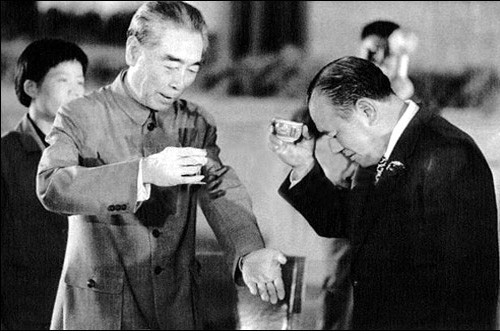 1972年9月28日，周总理和田中角荣举杯庆祝中日建交 （资料图）
