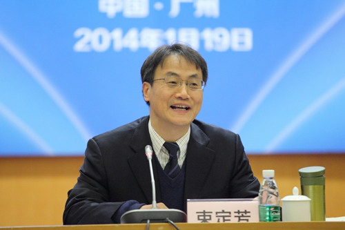 《外国语》杂志主编束定芳教授主持